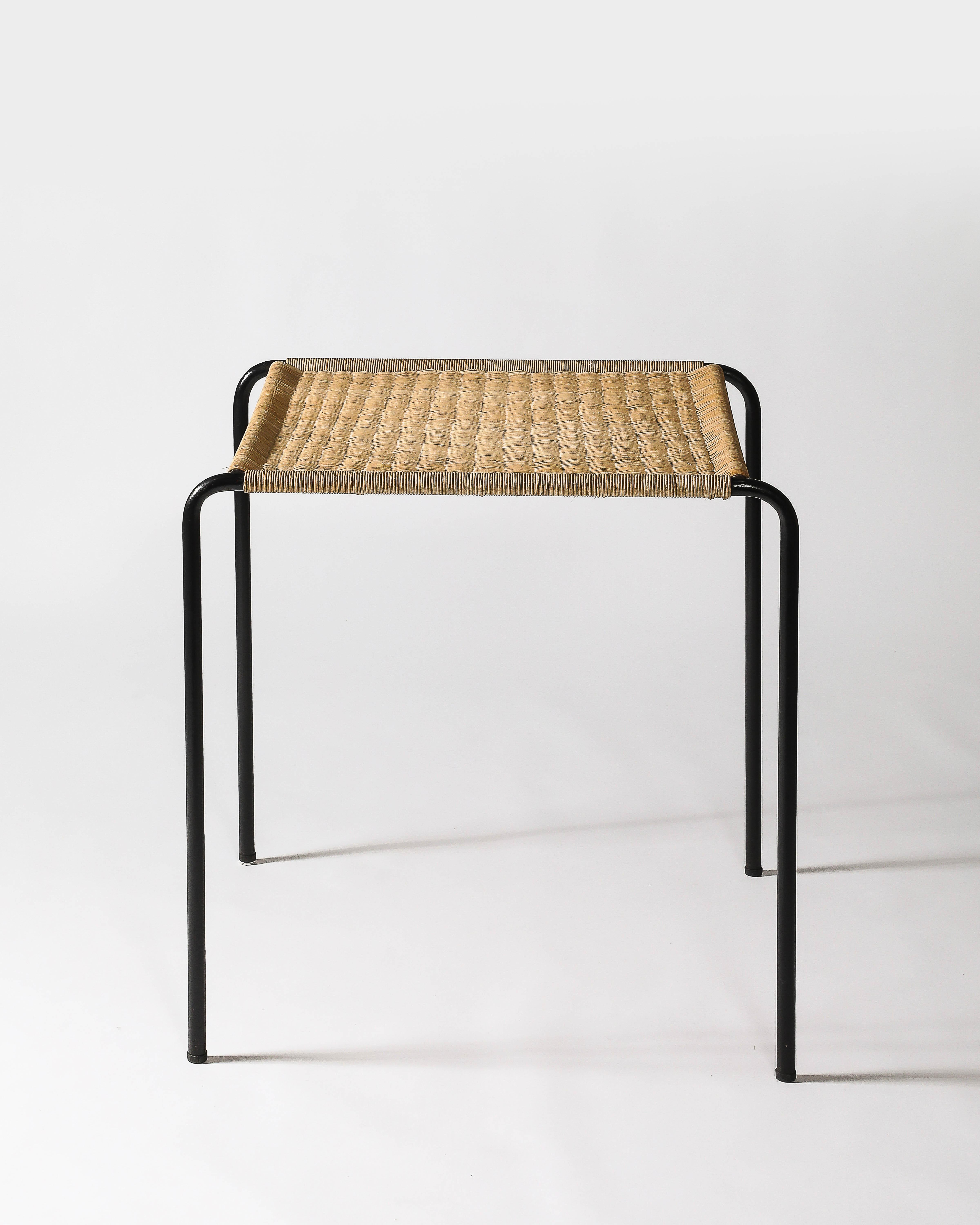 Table d'appoint en acier et en rotin tressé, France, c.C. 1955 en vente 3