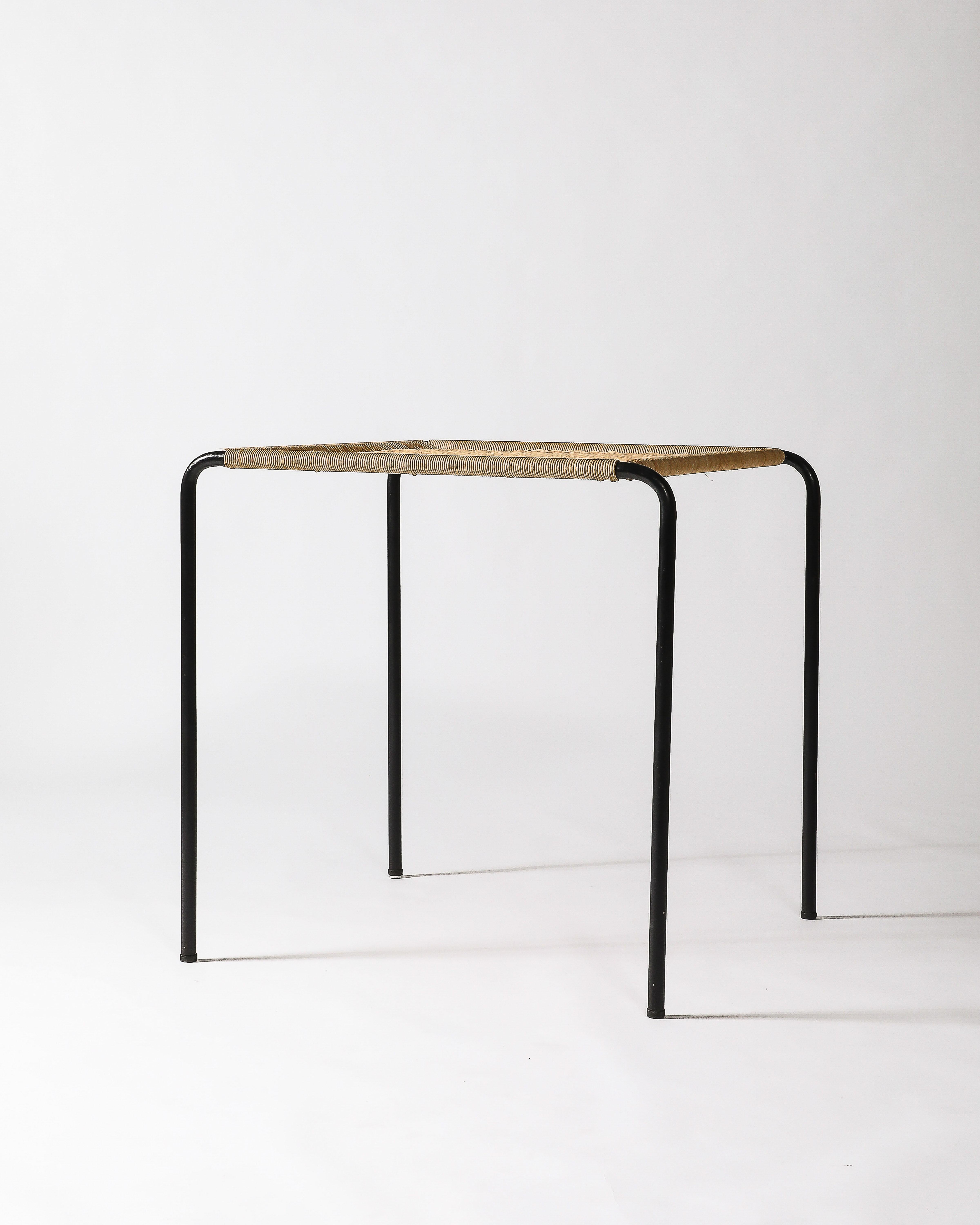Table d'appoint en acier et en rotin tressé, France, c.C. 1955 en vente 5