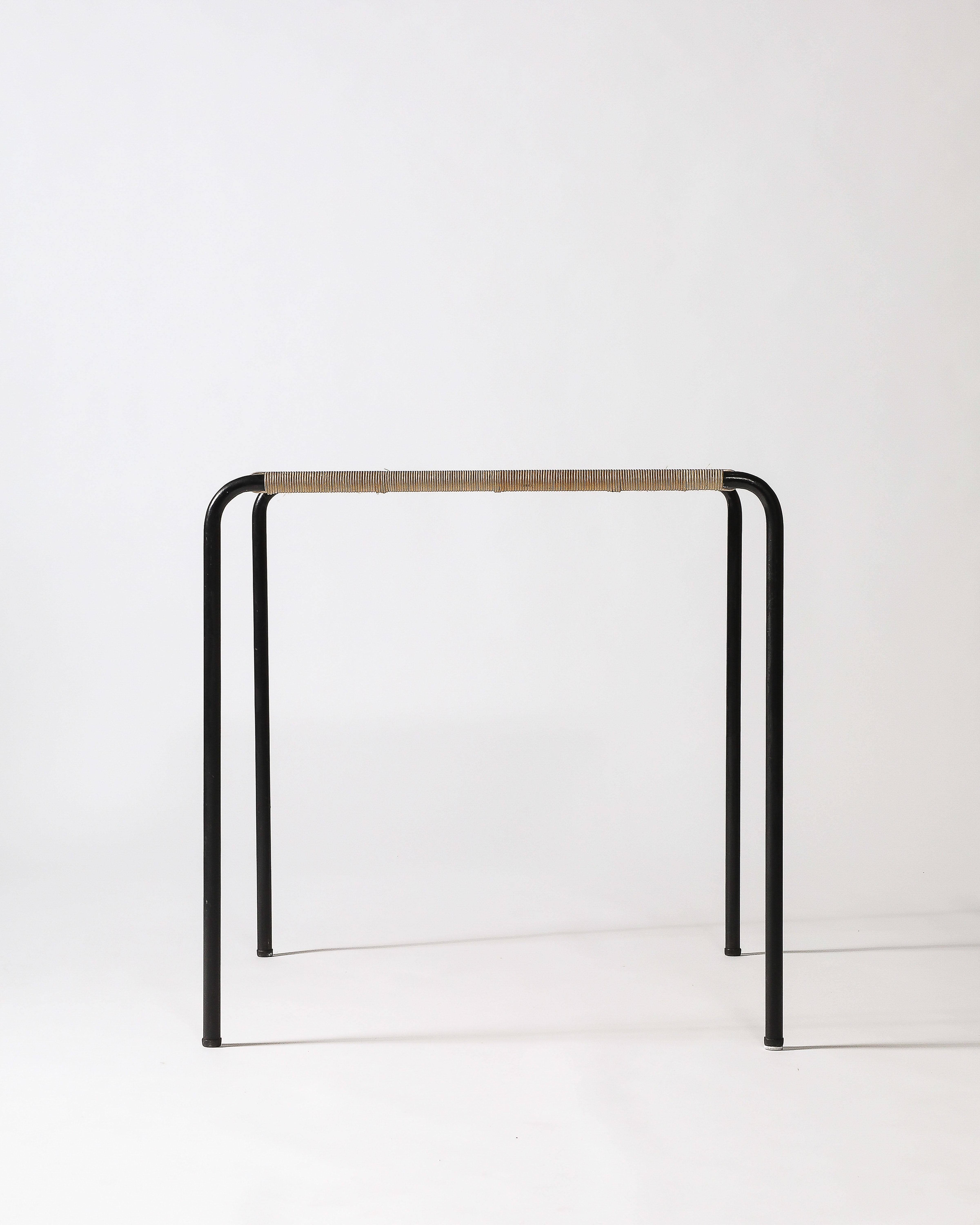 Table d'appoint en acier et en rotin tressé, France, c.C. 1955 en vente 7