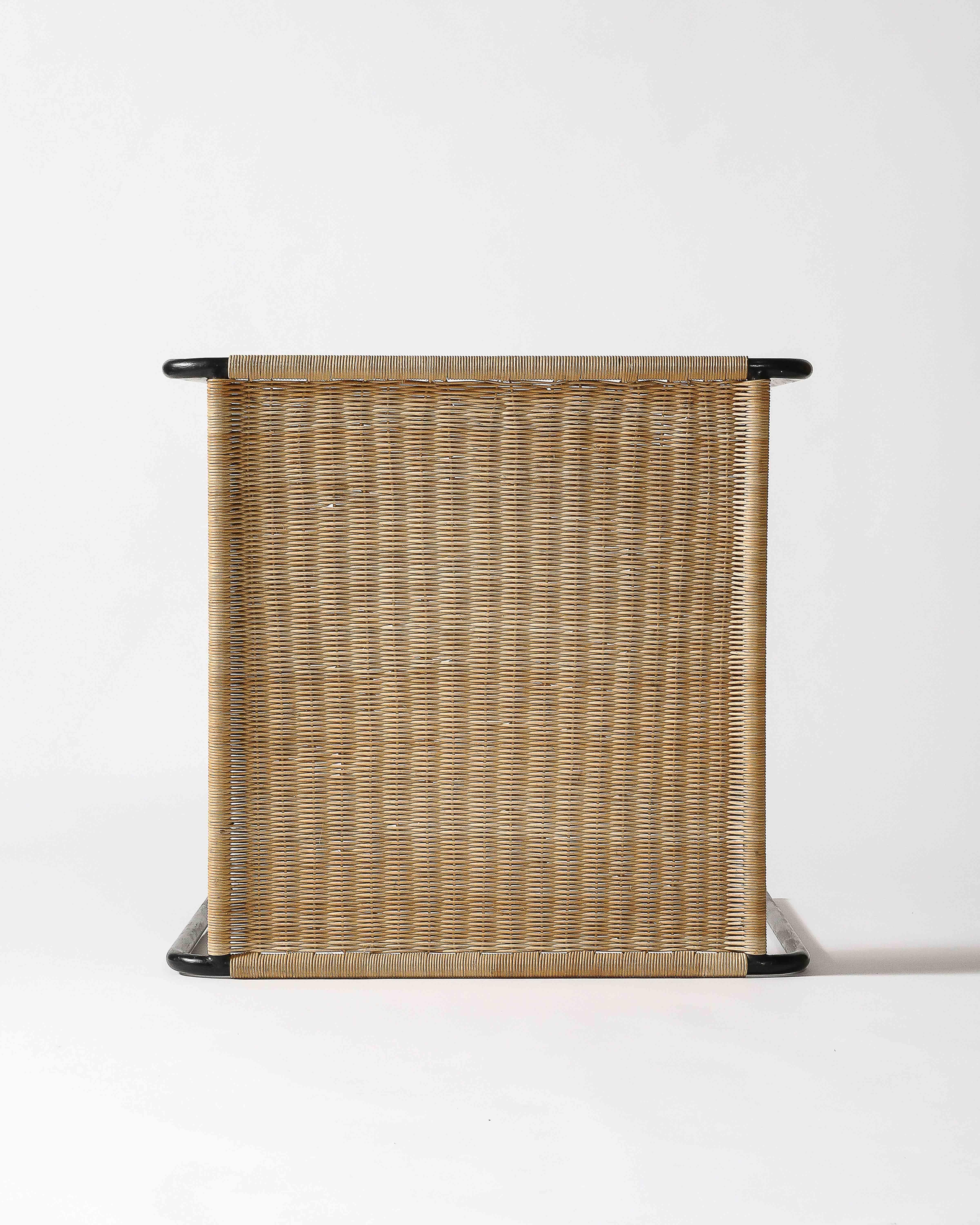 Table d'appoint en acier et en rotin tressé, France, c.C. 1955 en vente 8