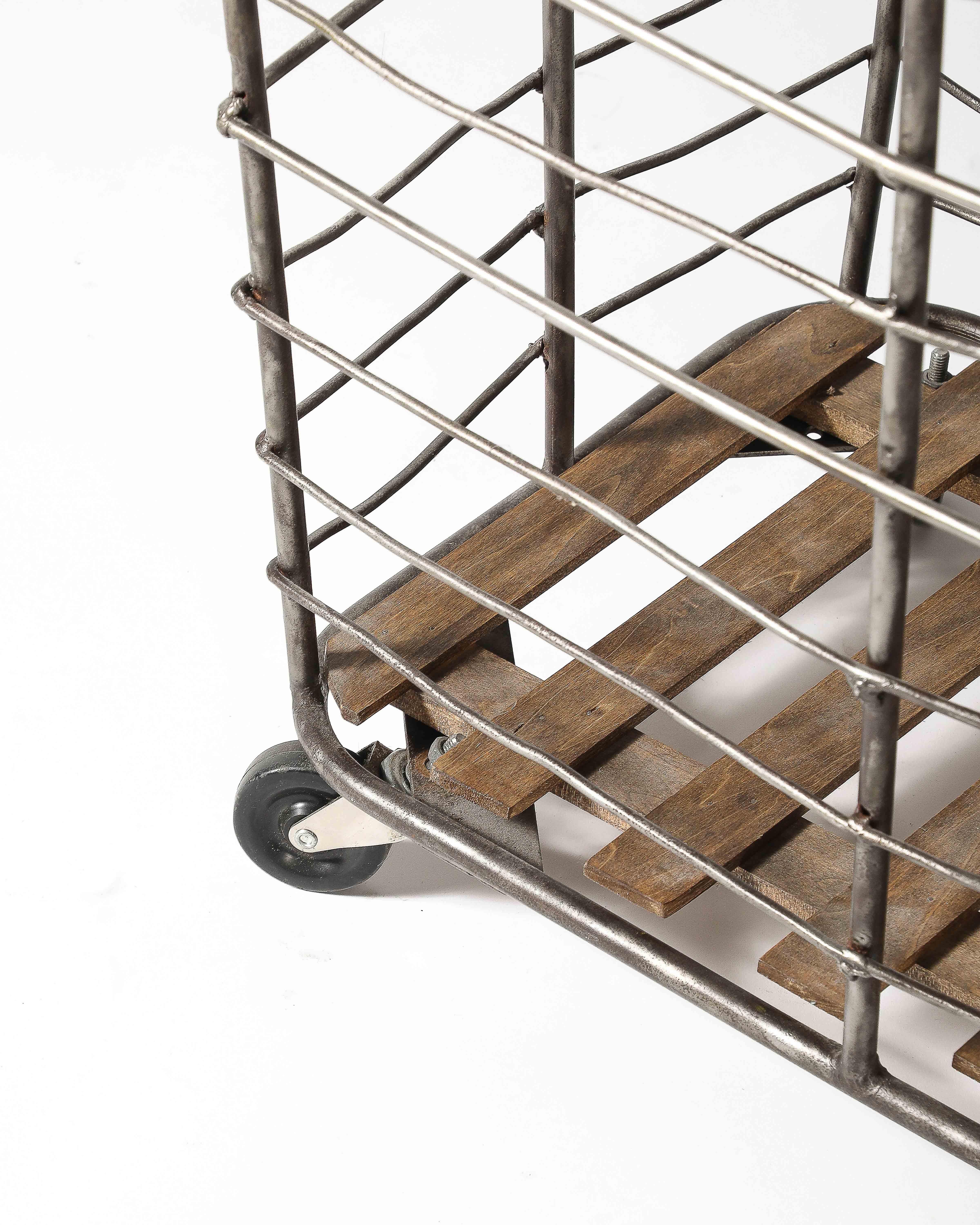Carrello/cestello a rotelle in metallo e legno, Francia, 1950 ca. in vendita 10