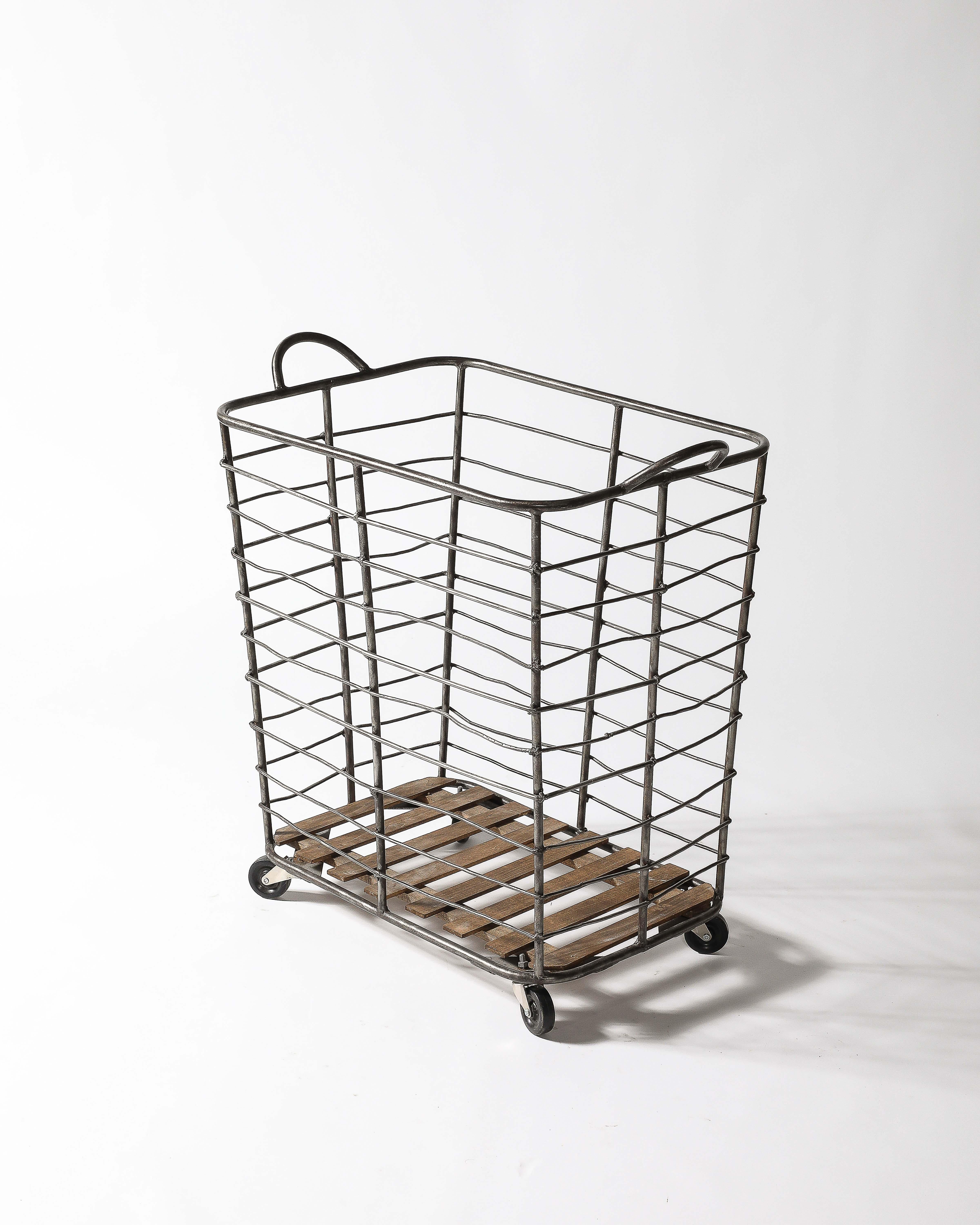 Francese Carrello/cestello a rotelle in metallo e legno, Francia, 1950 ca. in vendita