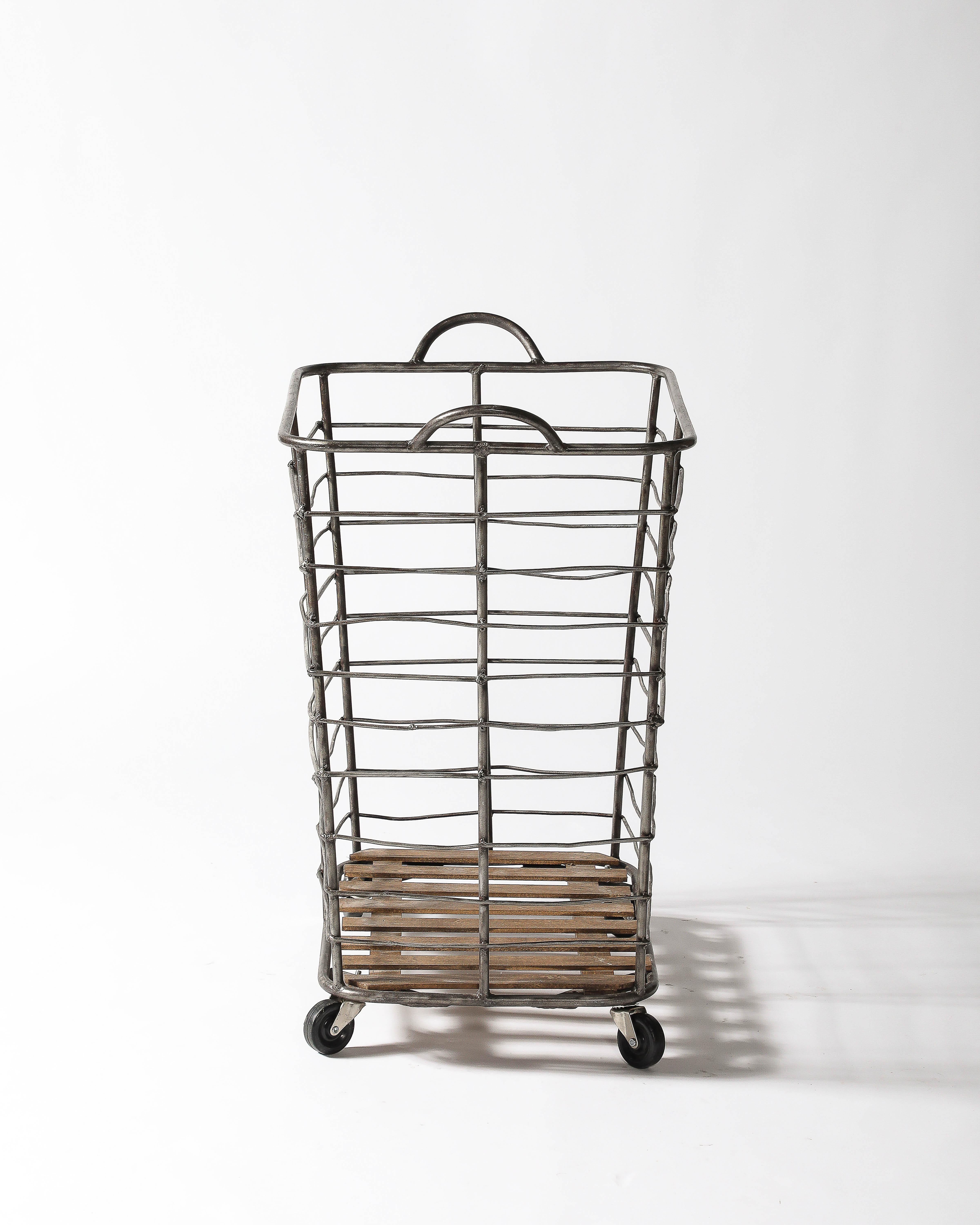 Carrello/cestello a rotelle in metallo e legno, Francia, 1950 ca. in vendita 2