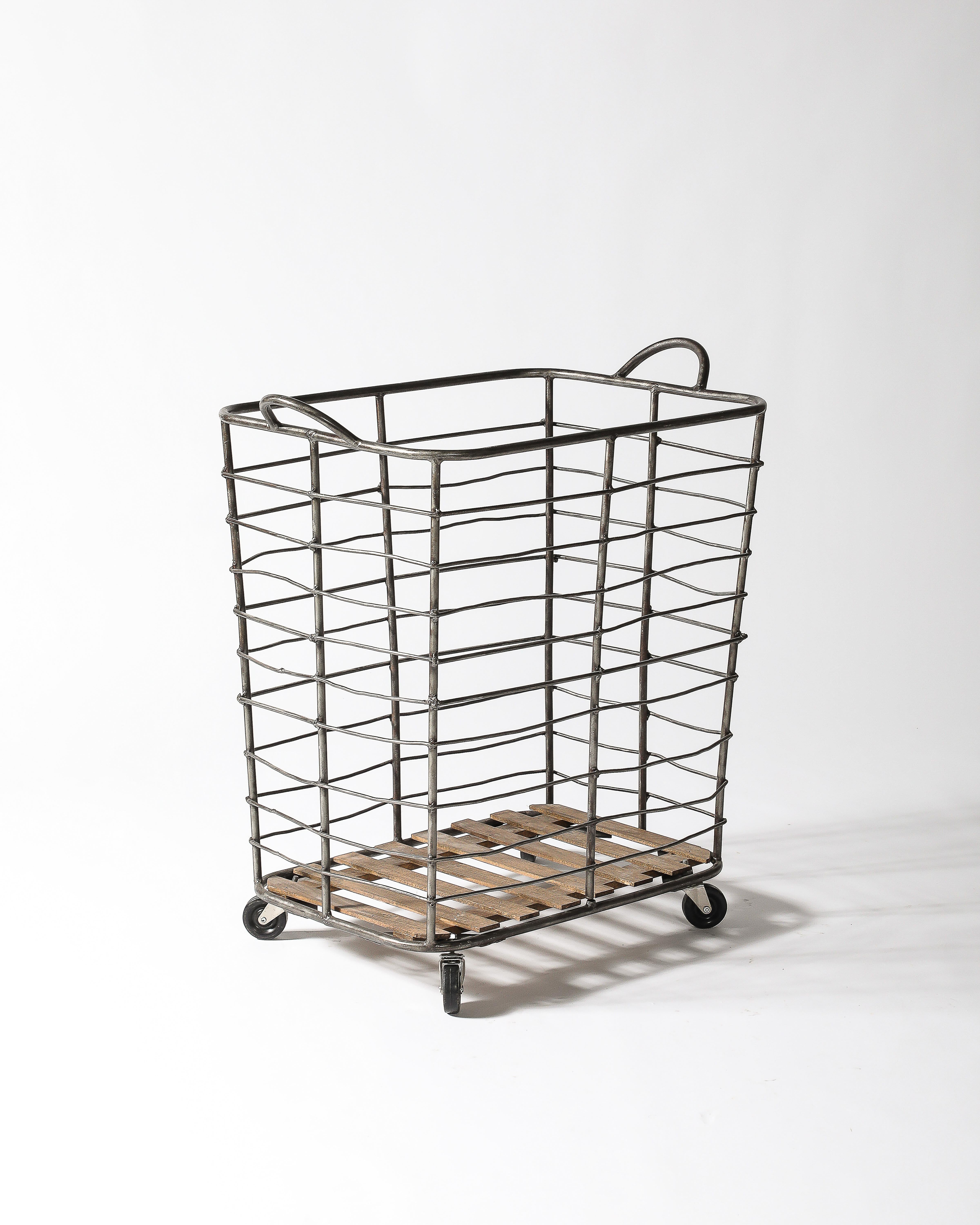 Carrello/cestello a rotelle in metallo e legno, Francia, 1950 ca. in vendita 1