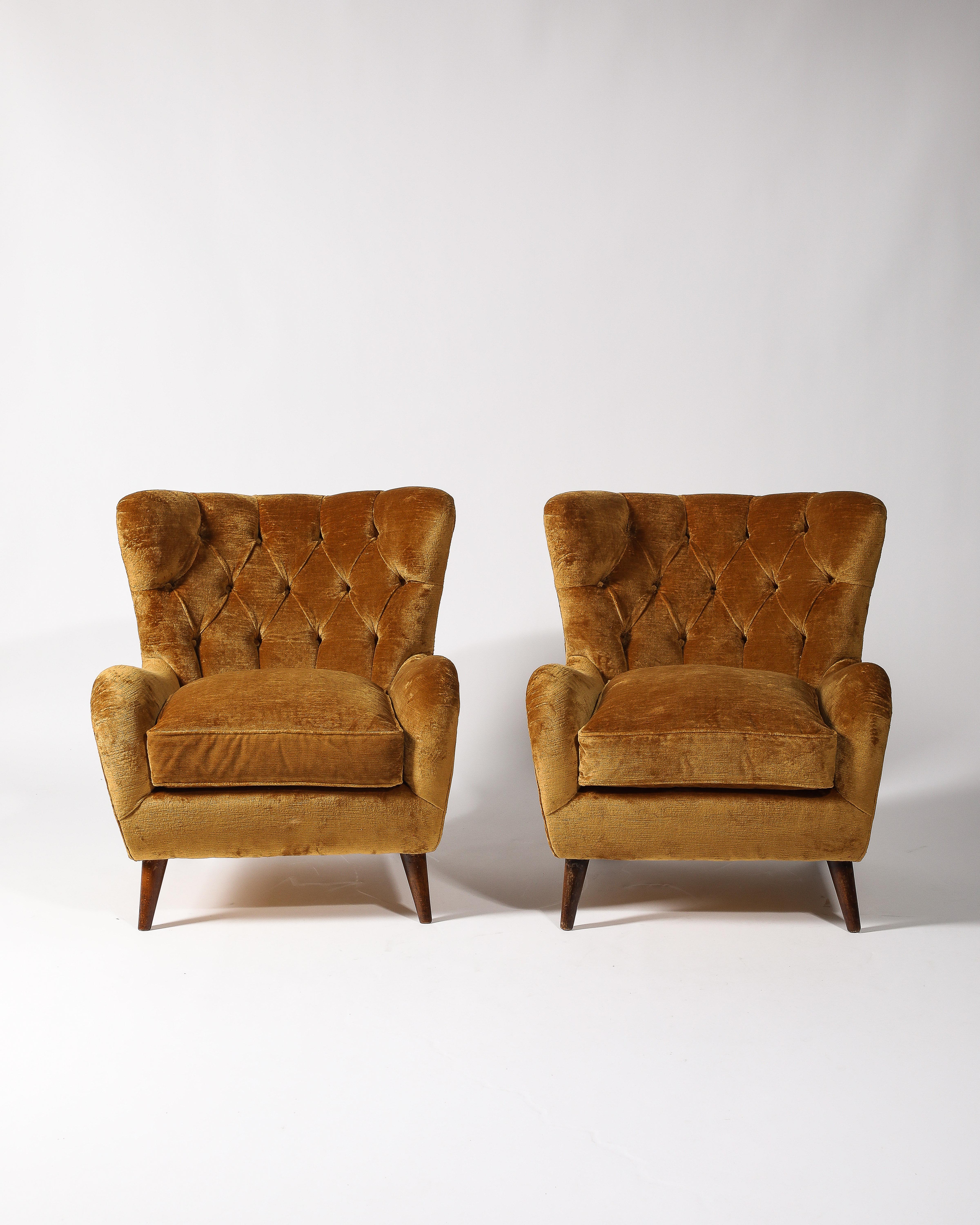Fauteuils moyennement rembourrés et touffus. Très confortable avec beaucoup de caractère. Excellent état vintage.

Vendu individuellement ; le prix est celui d'une chaise. Deux disponibles. 