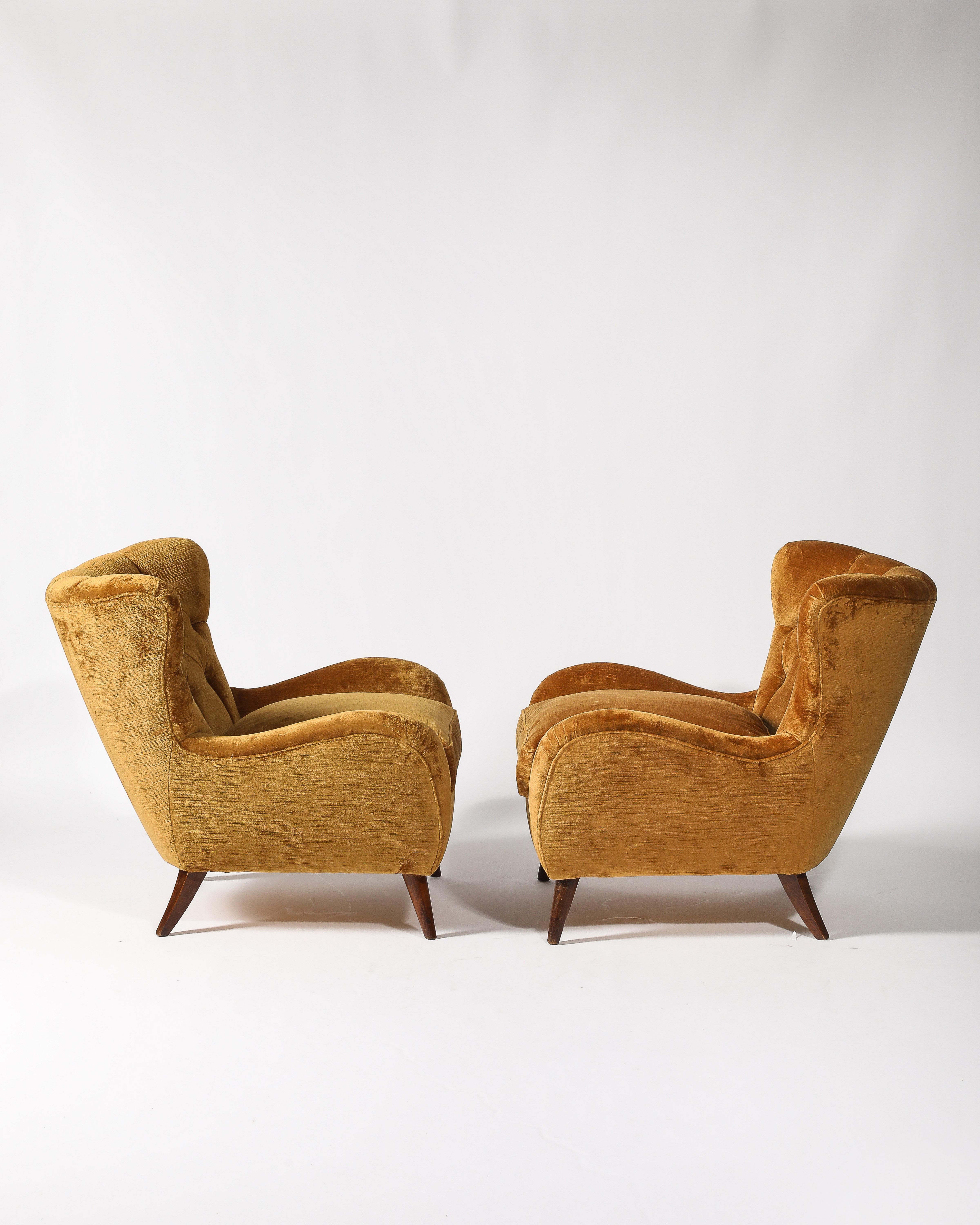 20ième siècle Fauteuil en velours doré touffeté, Italie, c. 1950 en vente