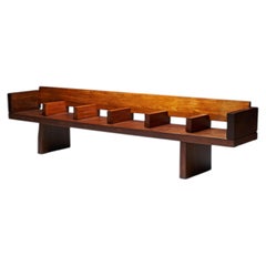 Gran banco de madera de ipé inspirado en el banco del metro de la MTA, Brasil, hacia 1970