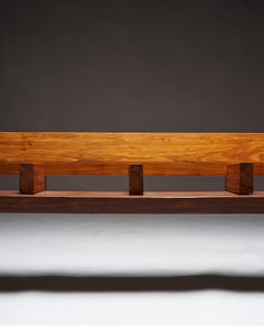 Gran banco de madera de ipé inspirado en el banco del metro de la MTA, Brasil, hacia 1970