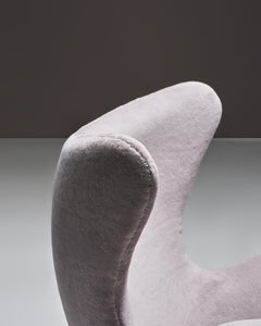 Fauteuil « Egg » d'Arne Jacobsen, avec un nouveau revêtement en velours de laine « Mosu »