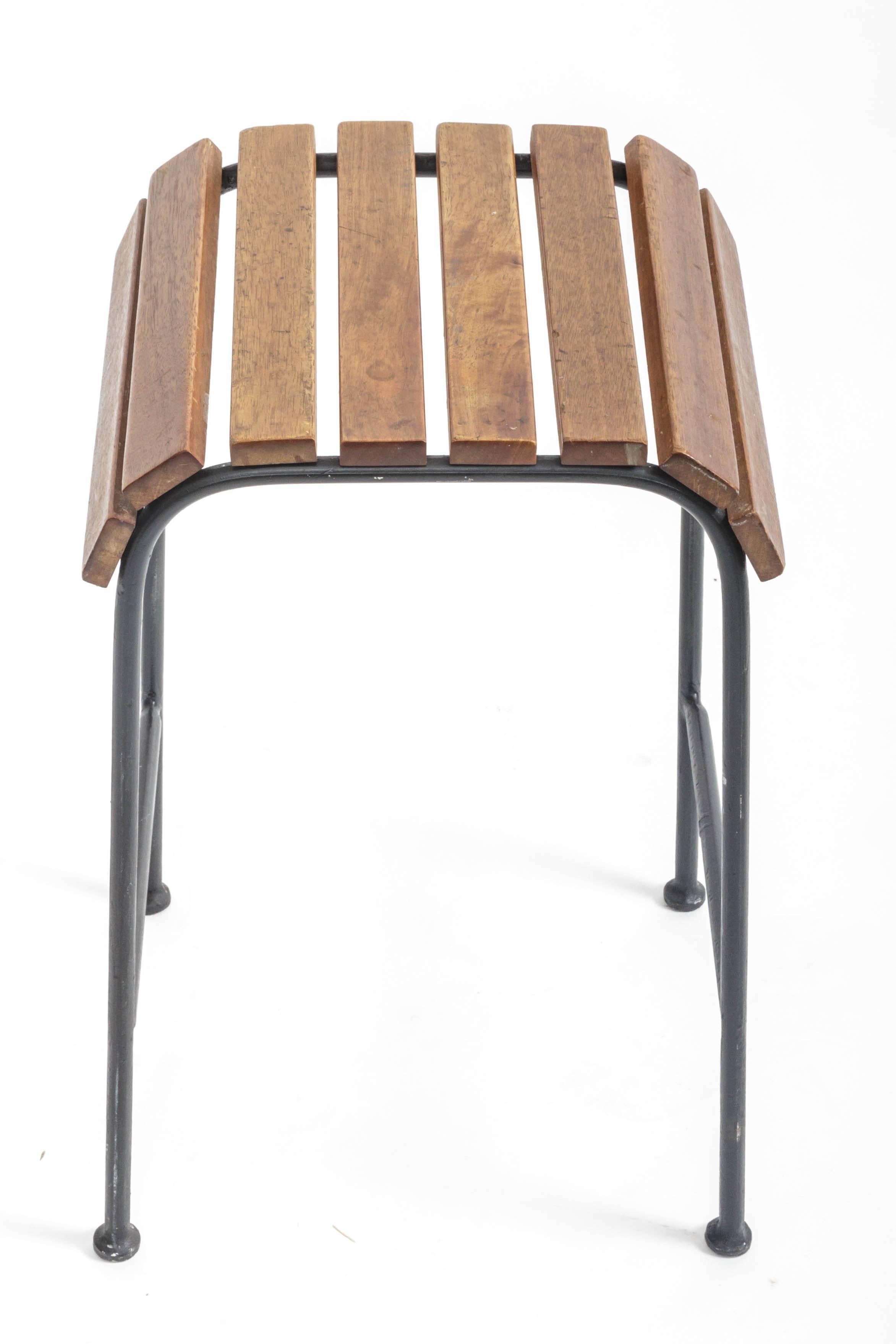 Sgabello francese vintage a doghe in legno e metallo, 20° secolo in vendita 1