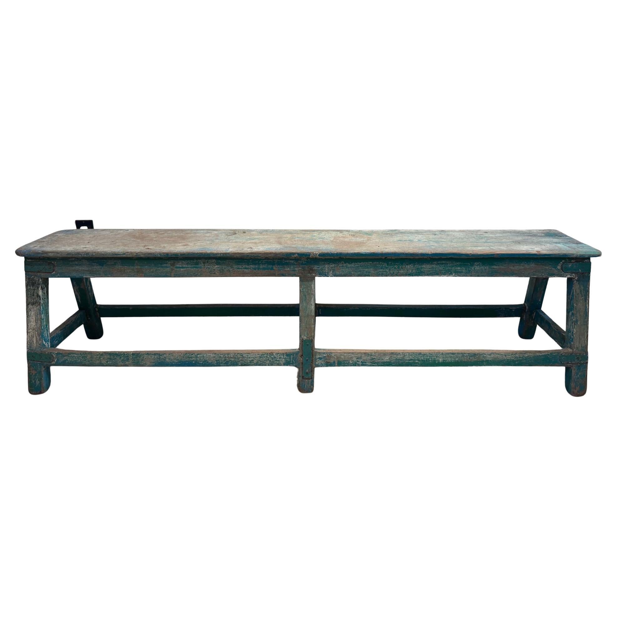 Banc antique rustique peint à la main en turquoise avec patine d'usage