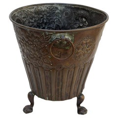 Cachepot aus Messing mit Blumenverzierung, Monogramm und Pfotenfüßen