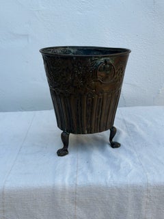 Cachepot aus Messing mit Blumenverzierung, Monogramm und Pfotenfüßen