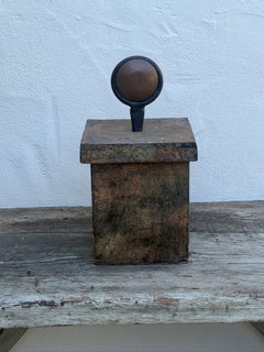 Scatola in legno in stile postmoderno con pomello a disco in ferro e rame
