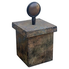 Scatola in legno in stile postmoderno con pomello a disco in ferro e rame