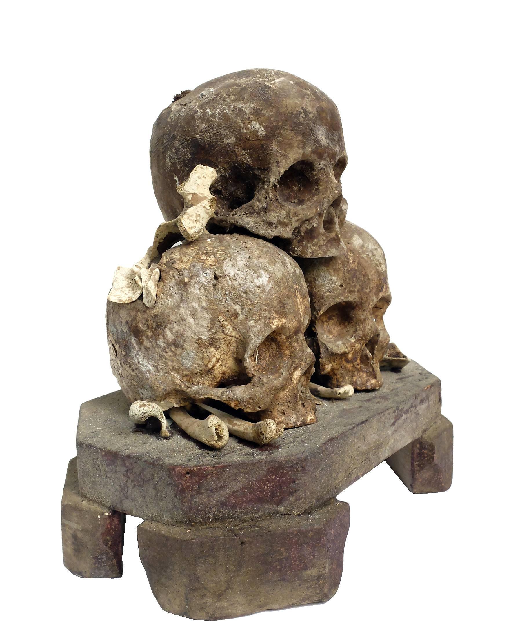 Rare Wunderkammer Skulls Sculpture, Memento Mori In Good Condition In Milan, IT