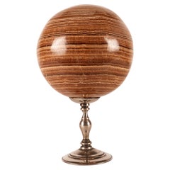 Esfera de piedra de aragonita sobre base de plata, Italia, hacia 1870, decoración antigua