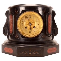 Piedistallo in marmo nero belga e marmo rosso di Verona con orologio, Russia 1890