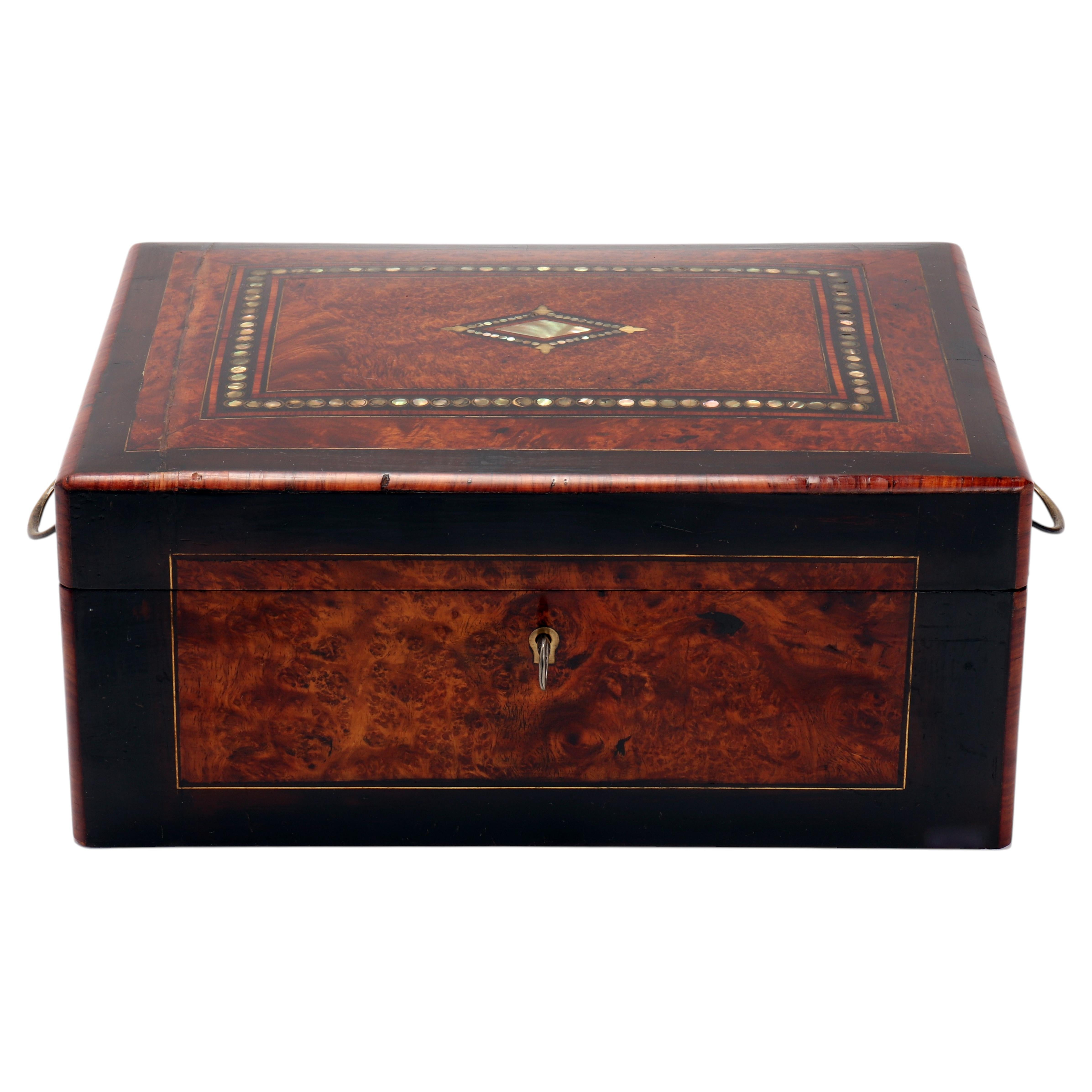 Caja de madera chapada de brezo con inserciones de nácar, Italia 1850.
