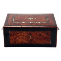 Caja de madera chapada de brezo con inserciones de nácar, Italia 1850.