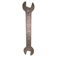 Una grande chiave inglese in legno, un'insegna commerciale del negozio di mwchanic, Stati Uniti, primi anni '30.