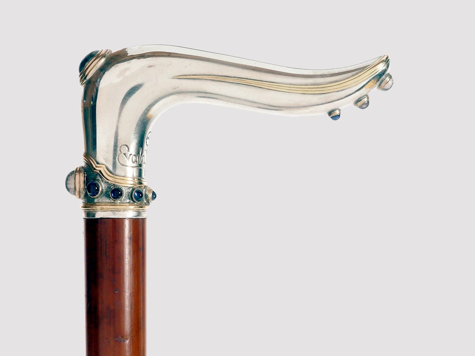 Canne : Canne bijou Art Nouveau, pommeau lisse en argent 925/1000, agréable au toucher, en forme de L avec des décors en relief en or, qui délimitent des lignes courbes avec des pierres semi-précieuses : Iolites également connues sous le nom de