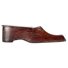 A shoes-shaped hazelnut wood snuffbox, Germany 19th century.