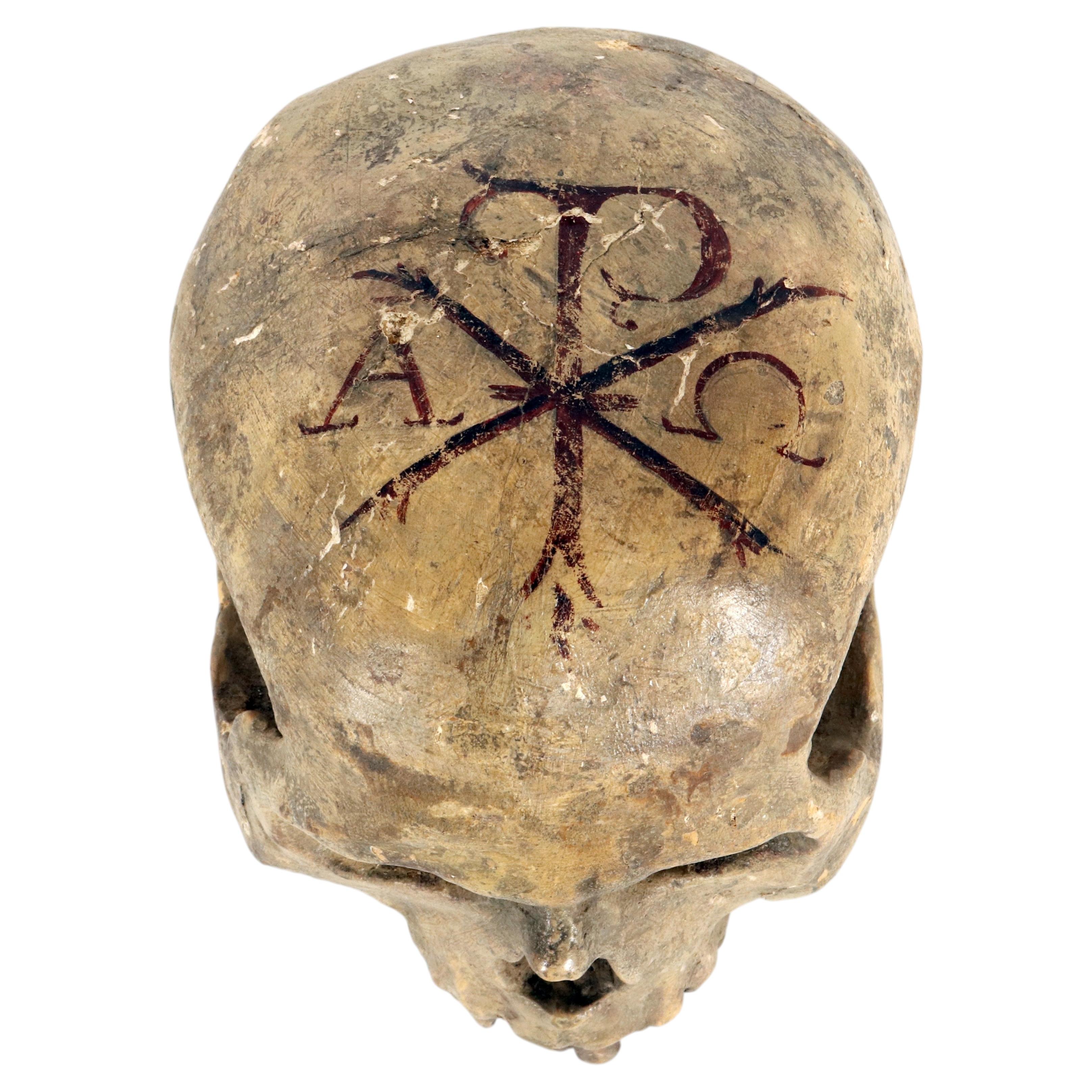 Un Memento Mori en madera con Crismón, monograma de Cristo, Italia circa 1600.