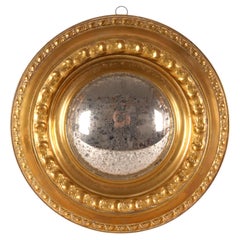 Un par de espejos convexos con marcos lisos de latón repujado. Italia, hacia 1890.
