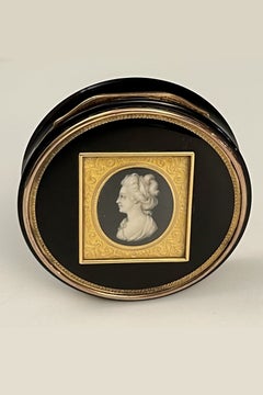 Tortoiseshell & gold snuffbox with miniature, signed P.A. Montauban, Paris 1800.