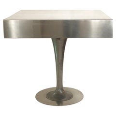 Table basse carrée, en aluminium, carton pressé et verre, États-Unis, 1960.