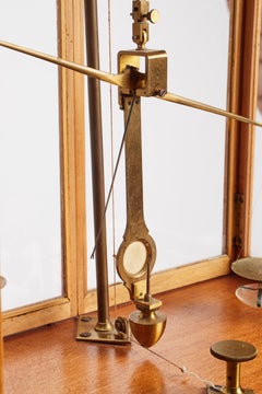 French portable precision scale in gilded brass and oak wood, circa 1880.