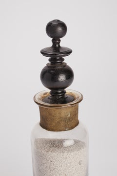 Antikes französisches Glasgefäß, ebonisierter Sockel und Verschluss (Pulvis eructanea), um 1870.