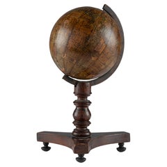 Un petit globe terrestre de voyage, fabriqué par Abel Klinger. Nuremberg, Allemagne, 1820