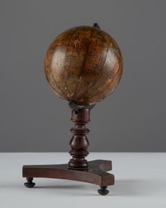 Un petit globe terrestre de voyage, fabriqué par Abel Klinger. Nuremberg, Allemagne, 1820