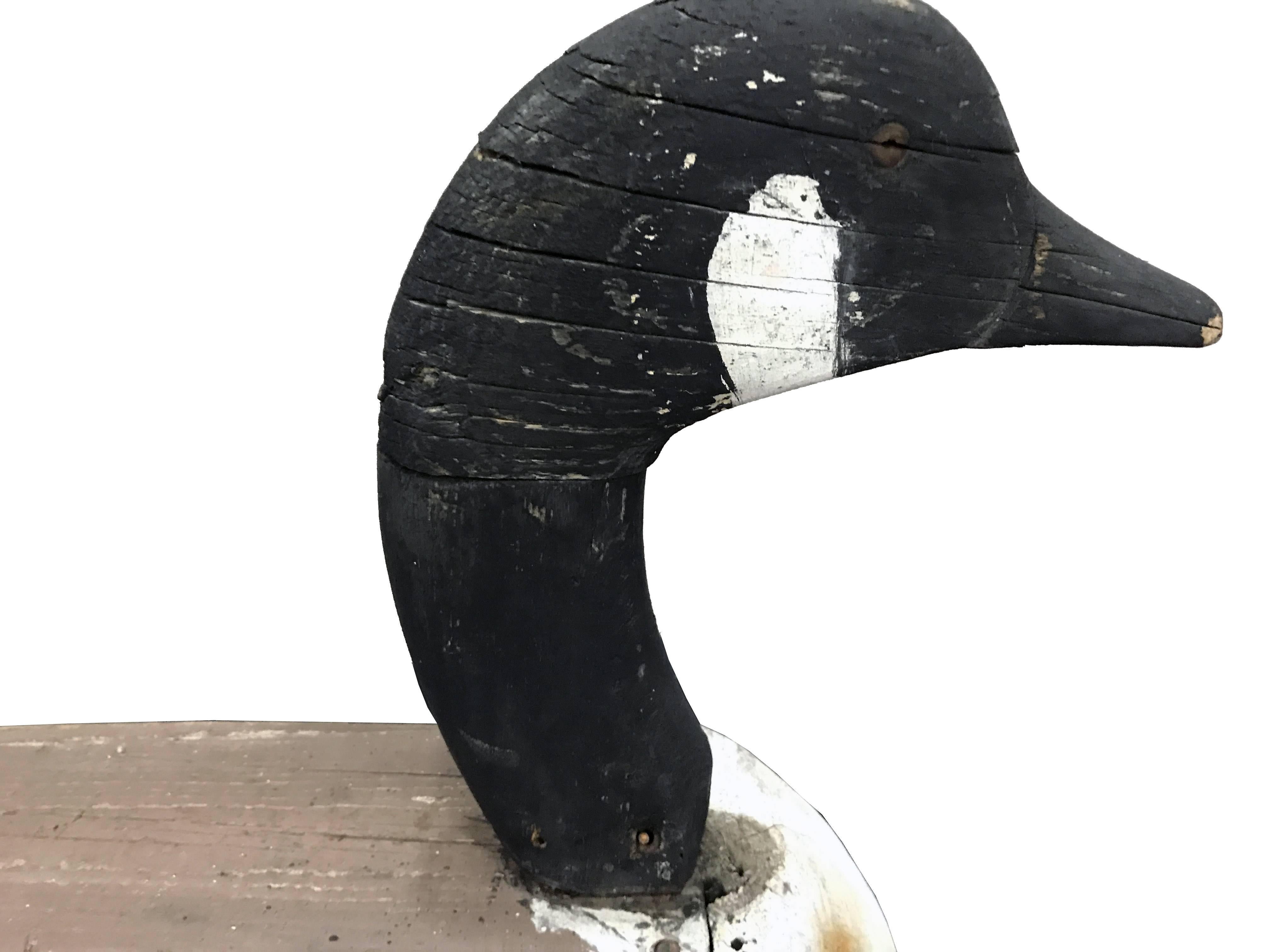 The decoy is made out of wooden slats which build the body, and solid wood for the neck and the head.
White and black painted. USA, circa 1900.