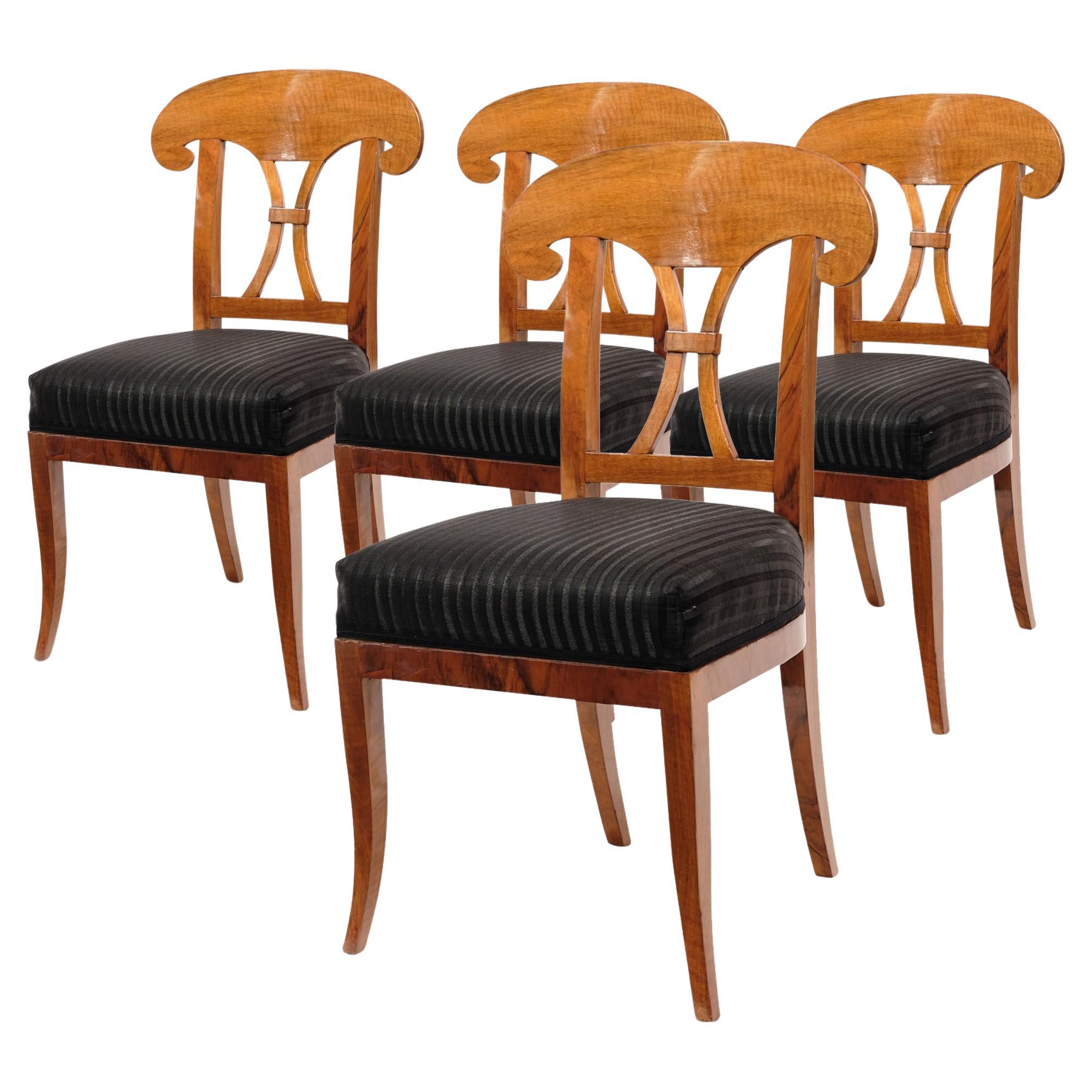 Ensemble de 4 chaises Biedermeier du 19ème siècle Noyer