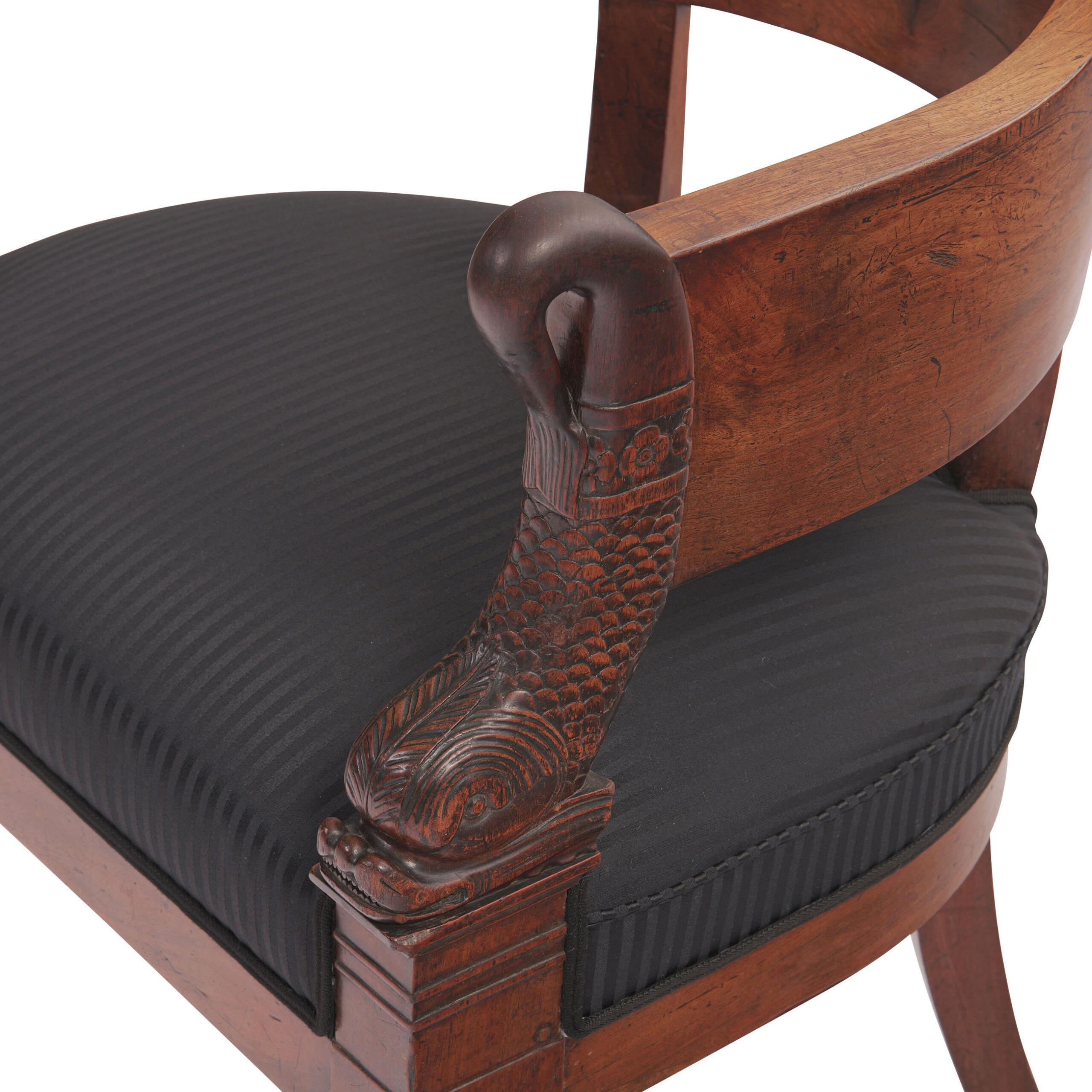 Exceptionnel fauteuil, Empire vers 1800/10, en noyer massif, état patiné, accoudoirs sculptés avec fleurons en forme de dauphins, garniture avec revêtement en cuir ancien.

Hauteur : 81 cm, largeur : 60 cm, profondeur : 56 cm

 