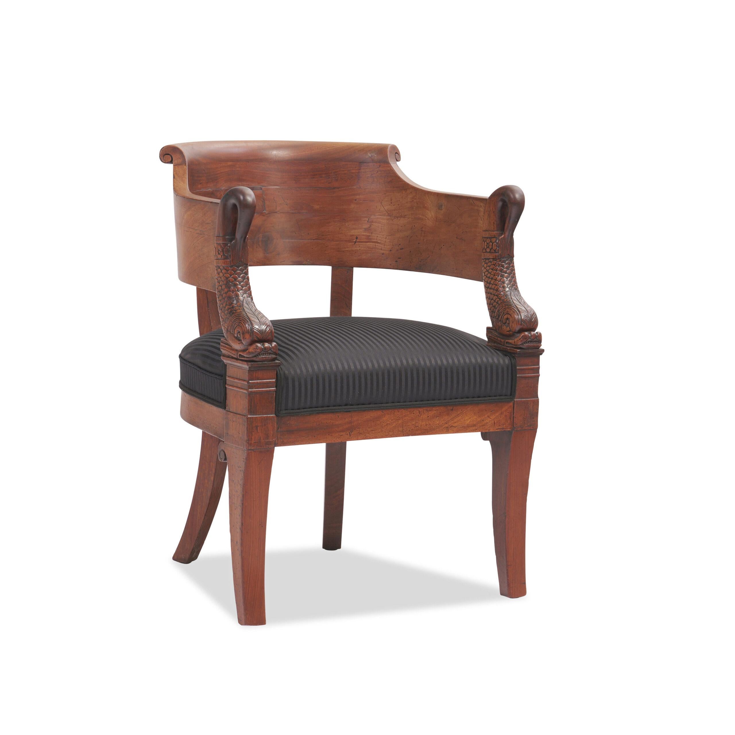 Sculpté à la main Exceptionnel fauteuil Empire vers 1800/10 Noyer en vente