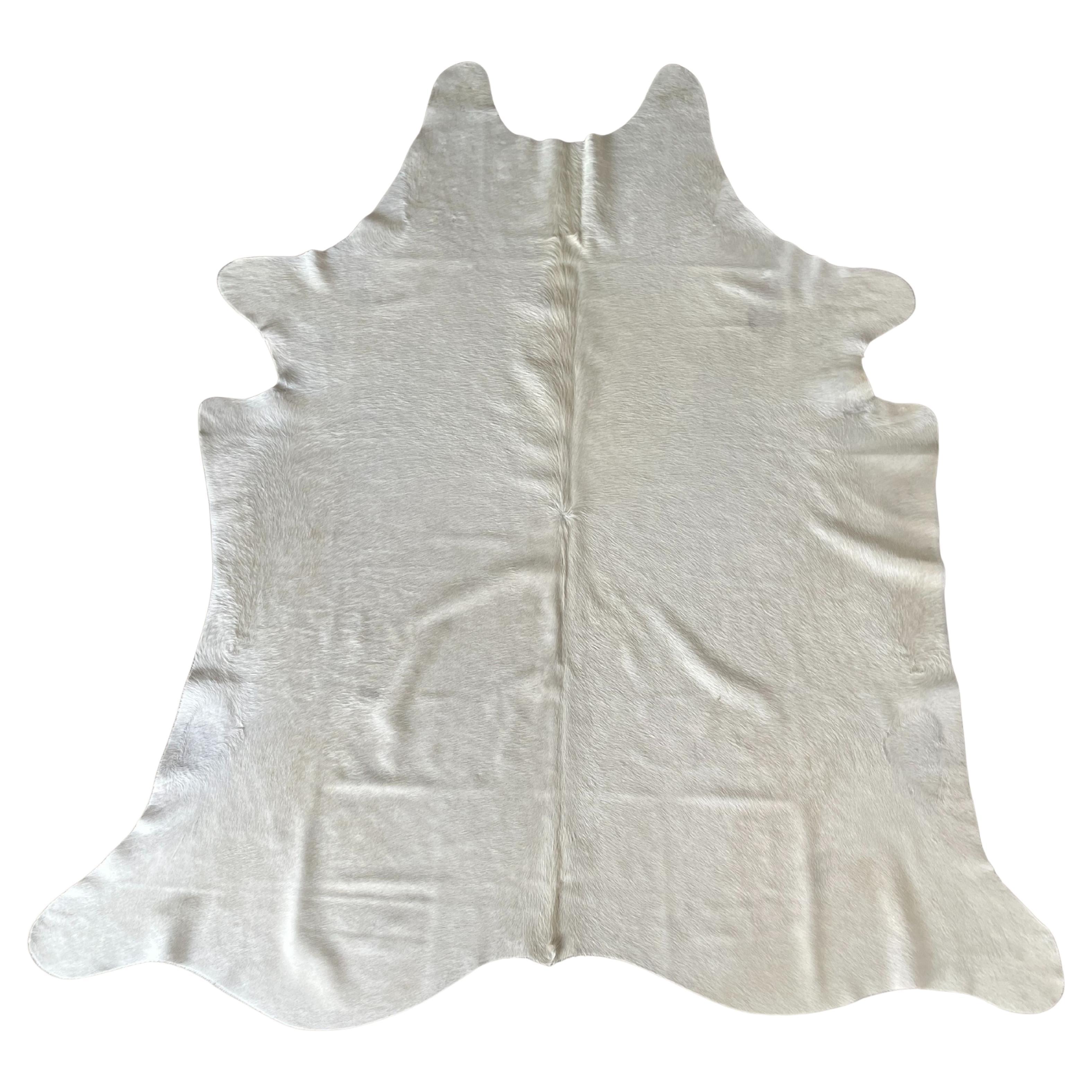 Luxuriöser natürlicher brasilianischer weißer Kuhfellteppich - XL im Angebot