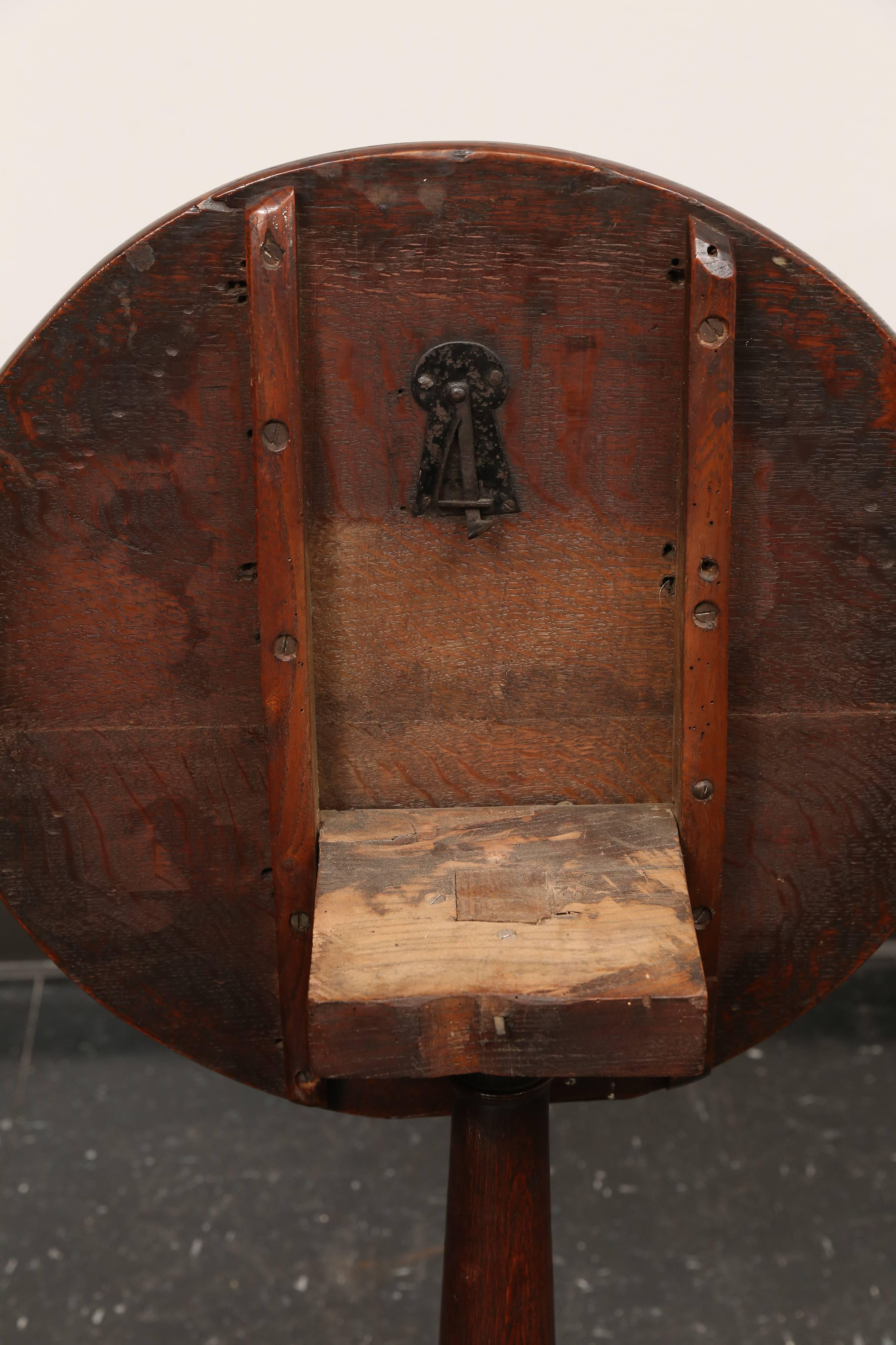 Chêne Table géorgienne du XIXe siècle à plateau basculant en vente
