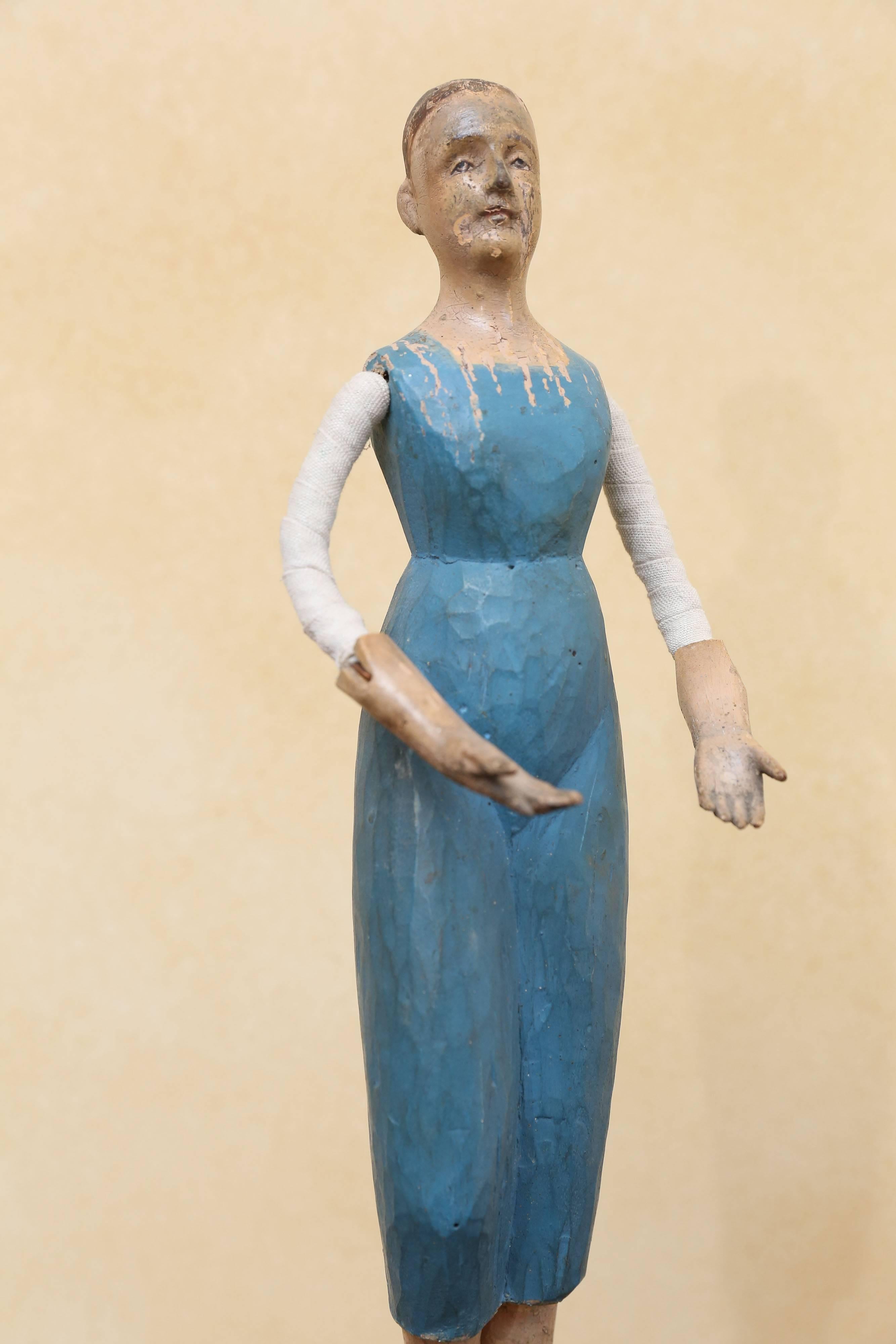 Figure religieuse du XIXe siècle utilisée dans une chapelle à des fins décoratives. Figure magnifiquement sculptée se tenant au sommet d'une sphère ressemblant au monde. Probablement une Madone qui serait vêtue de robes et d'une couronne. Des