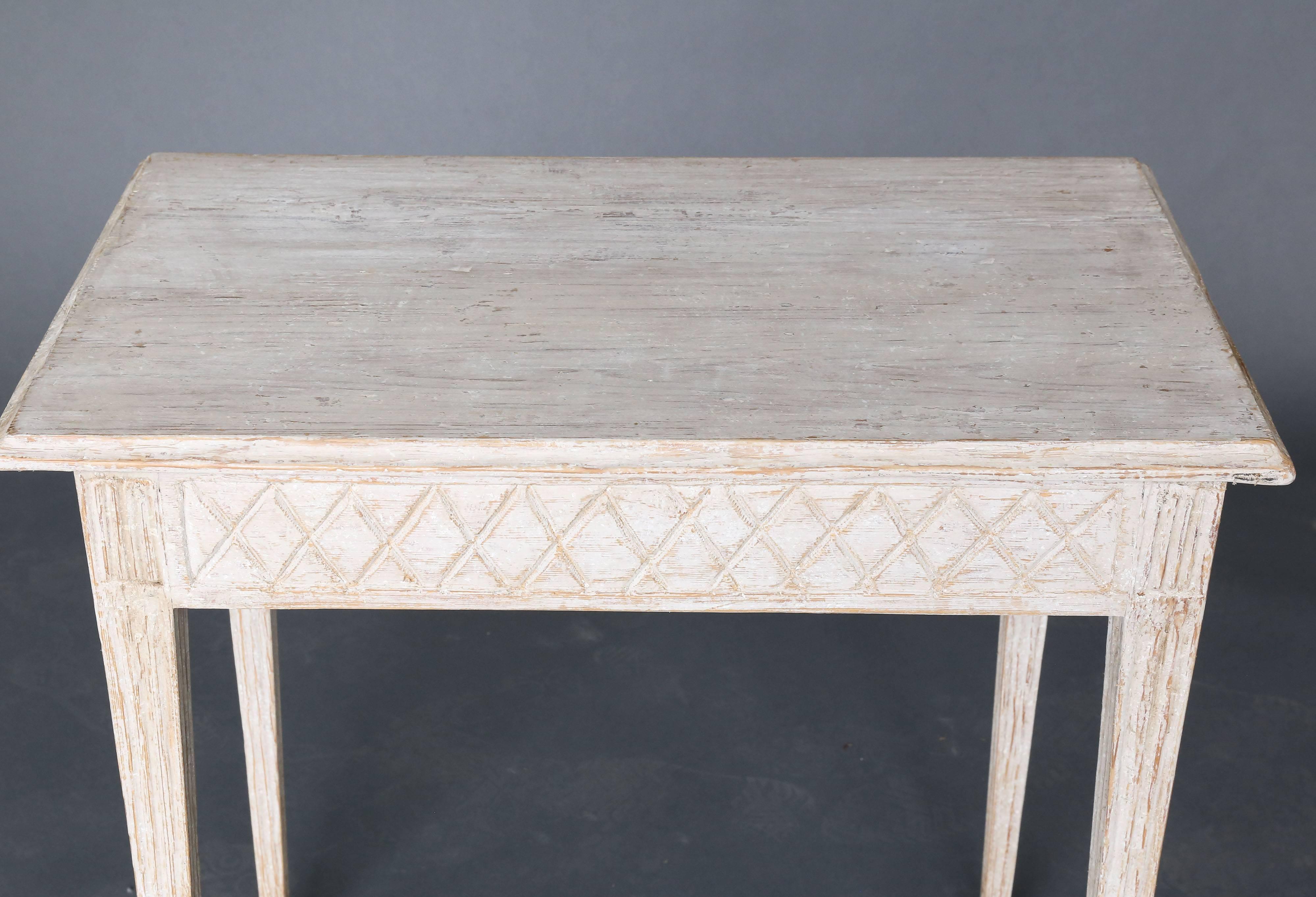 schmaler schwedischer Tisch aus dem 19. Jahrhundert, bemalt, mit kannelierten Beinen und kreuzförmigem Muster.