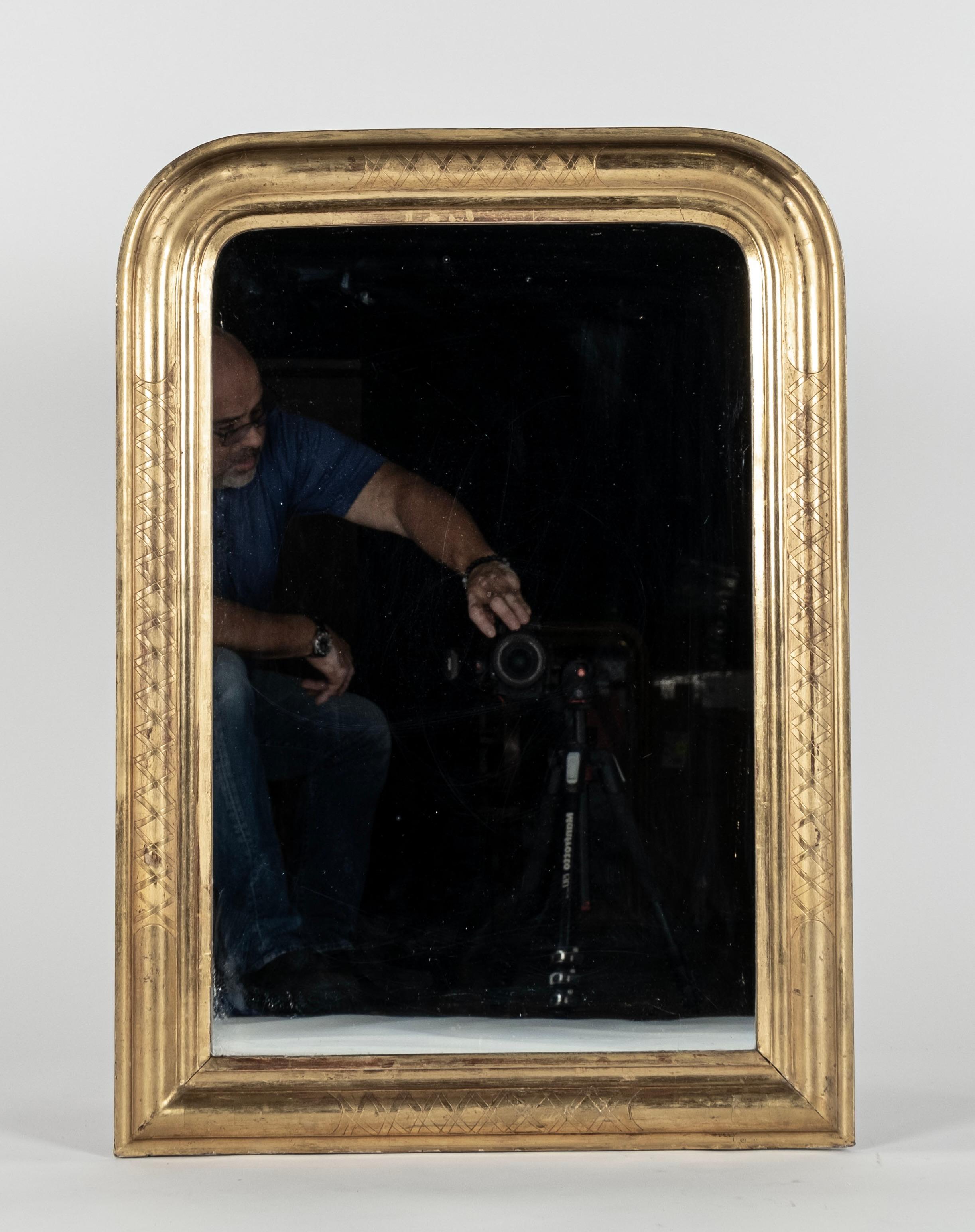  Petit miroir mural français du XIXe siècle. La surface dorée de ce joli miroir est restée brillante et pratiquement intacte pendant plus d'un siècle. Un motif gravé soigné est disposé en sections autour du cadre du miroir, alternant avec des bandes