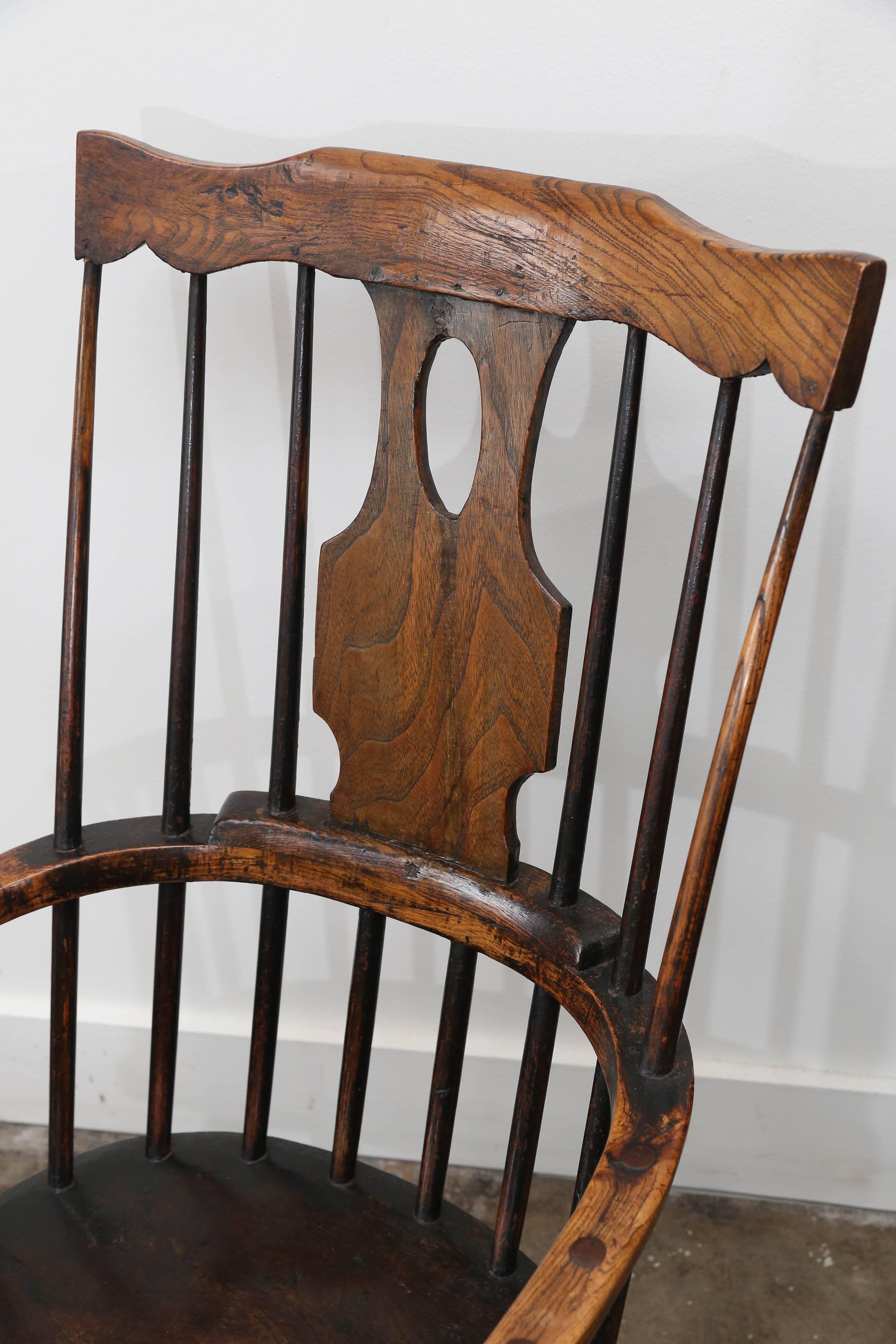Antique Early 19th Century Windsor Elm Chair In Good Condition For Sale In Houston, TX