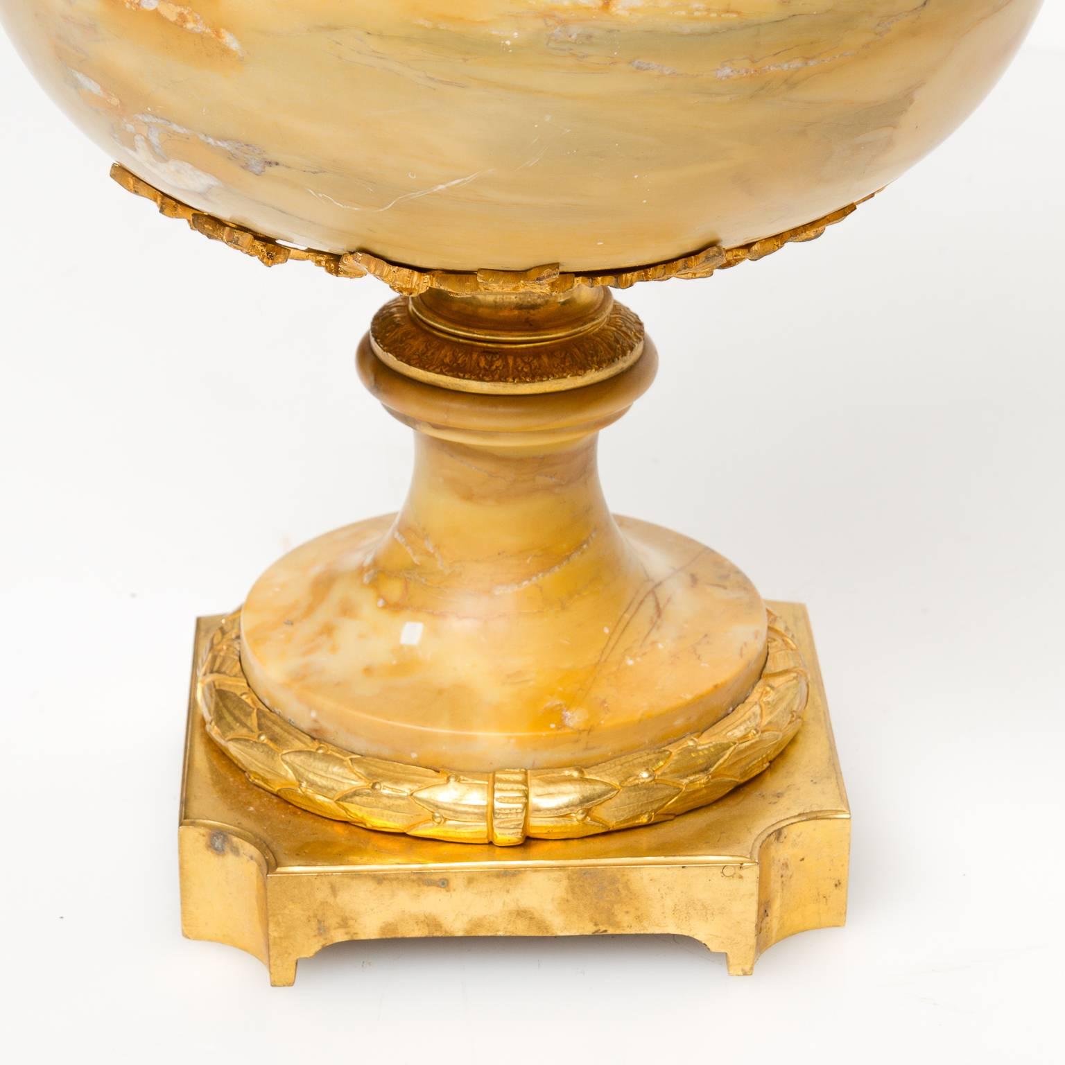 Große Marmor- und Ormolu-Urnen des 19. Jahrhunderts (Louis XVI) im Angebot 5