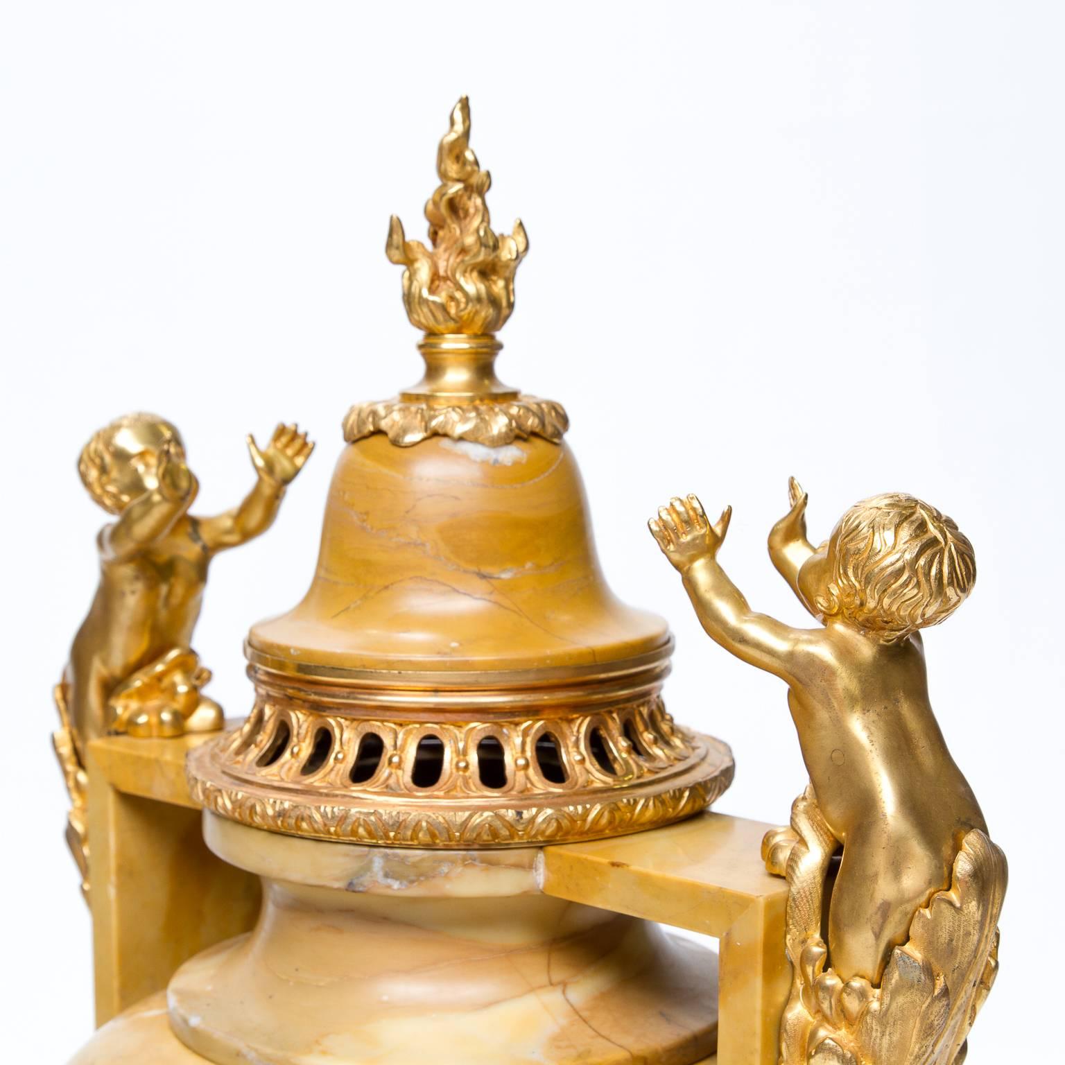 Große Marmor- und Ormolu-Urnen des 19. Jahrhunderts (Louis XVI) (Französisch) im Angebot