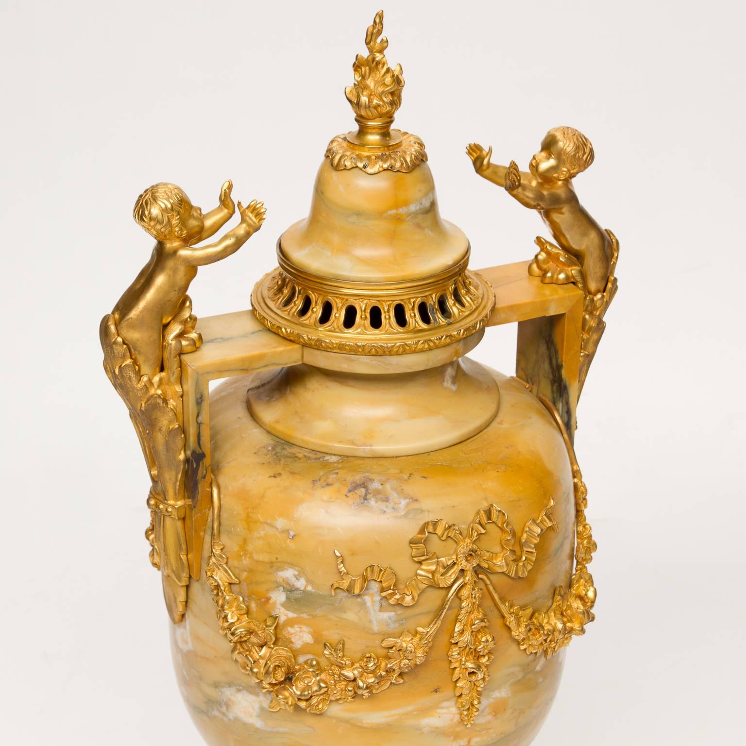 Marbre Grandes urnes Louis XVI en marbre et bronze doré du 19ème siècle en vente