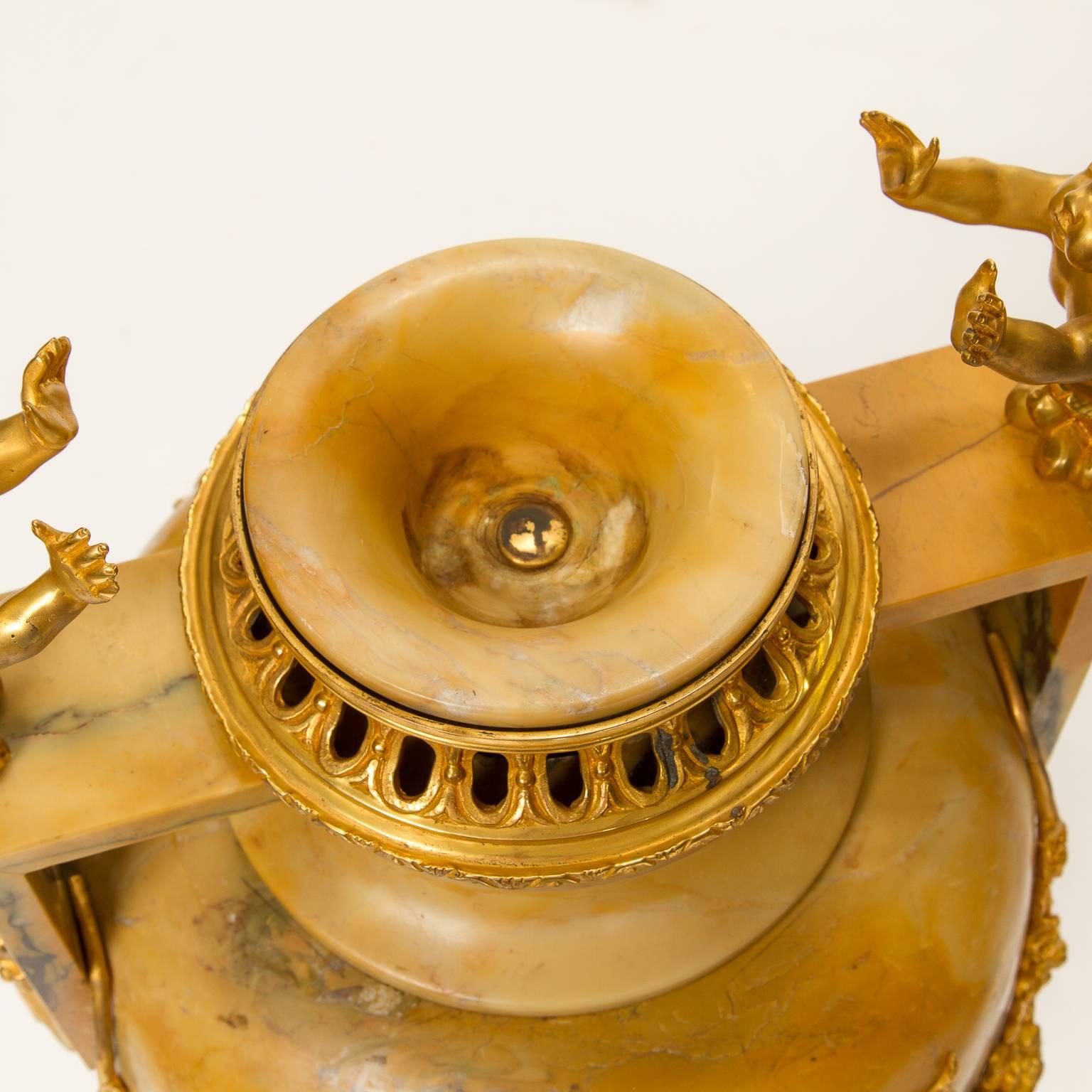 Grandes urnes Louis XVI en marbre et bronze doré du 19ème siècle en vente 1