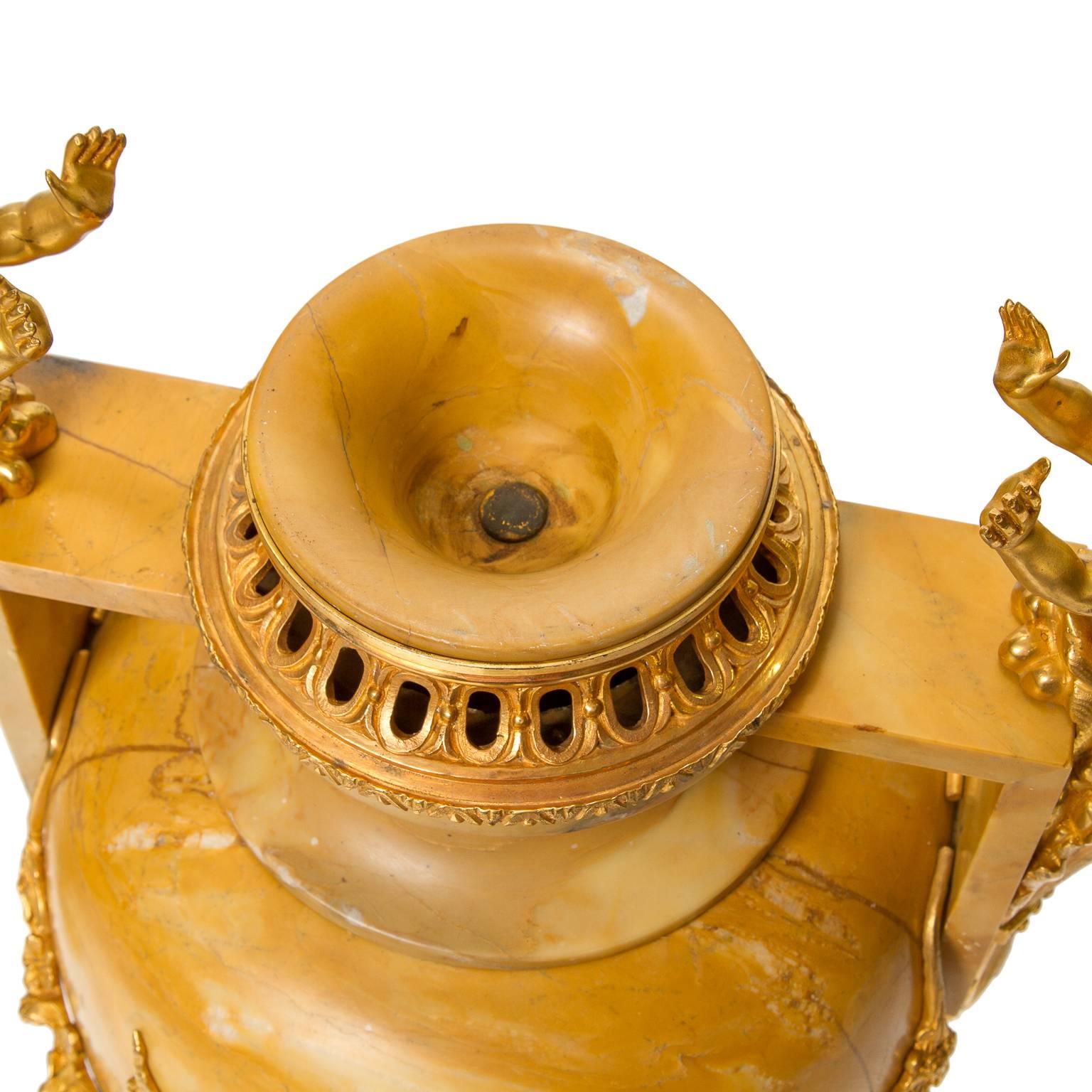Grandes urnes Louis XVI en marbre et bronze doré du 19ème siècle en vente 2